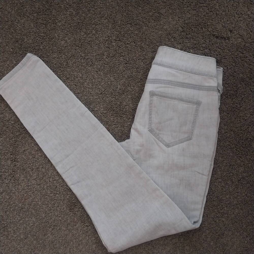 Maurices Pants Womens Size XS-Regular Light Gray Jeans Slim Fit Back Pocket Chic